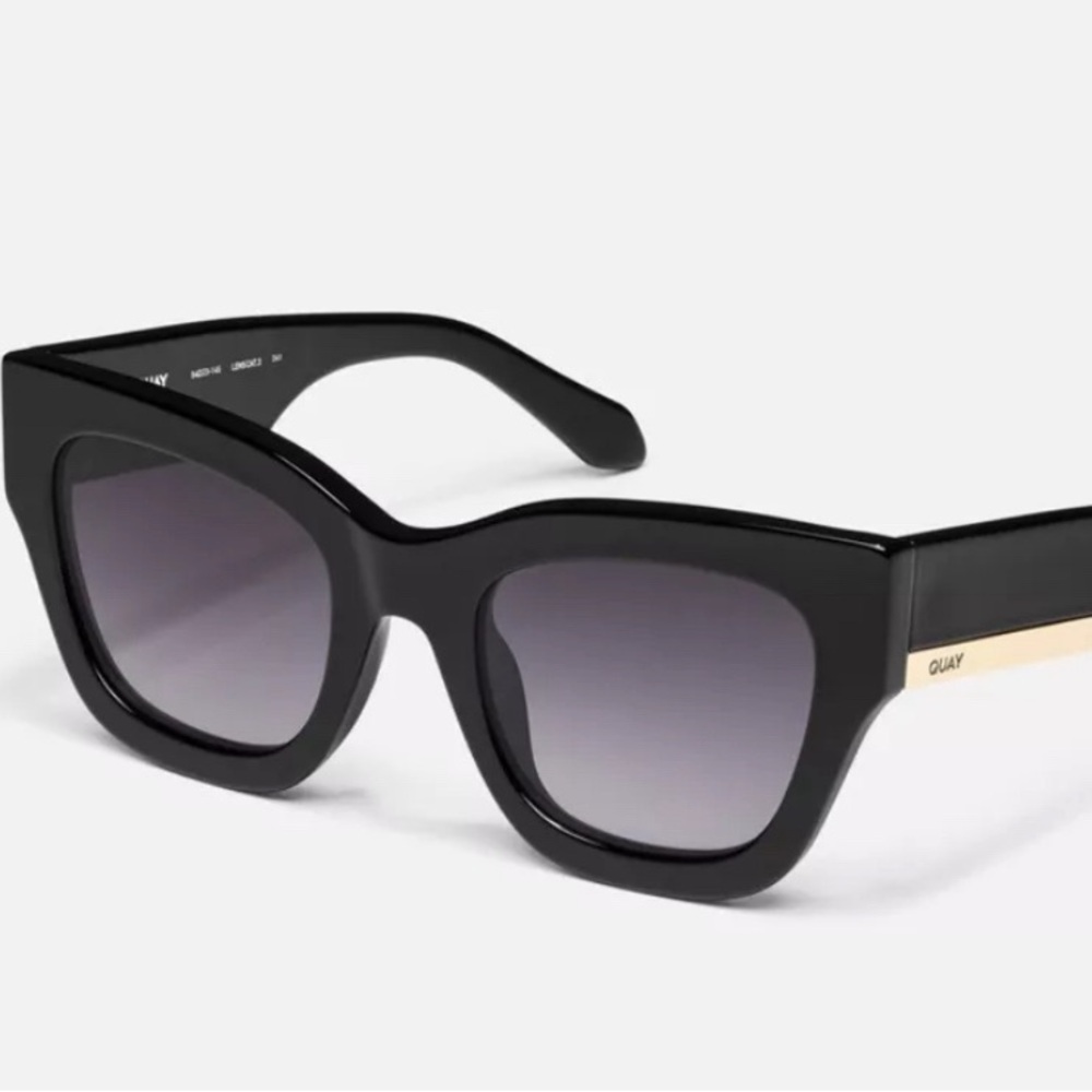 QUAY BY THE Way Oversized Women’s Oversized Sunglasses Black Frame Smoke lens